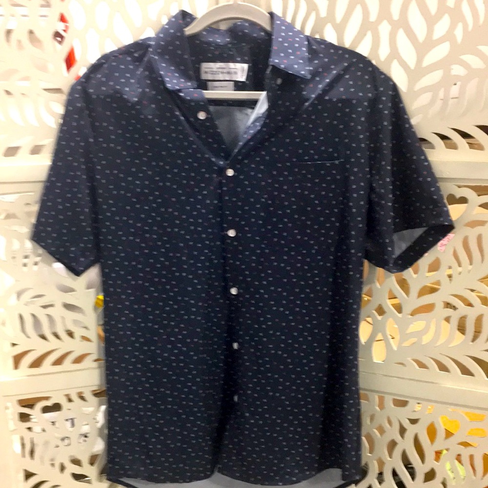 Men’s Mizzen and Main large trim fit button short sleeve shirt. Has pocket.